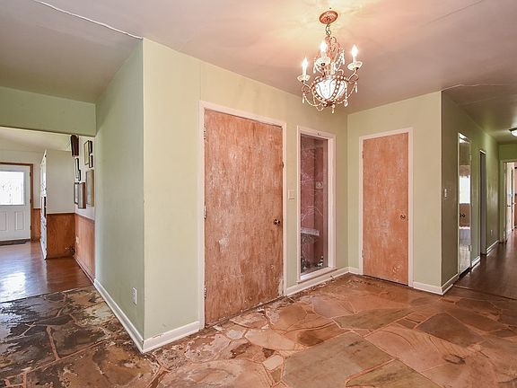 3rd image of 425 Croom Dr