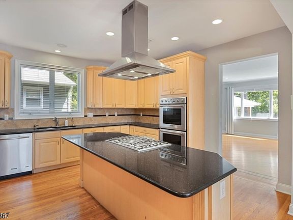 4th image of 567 Mountain Ave
