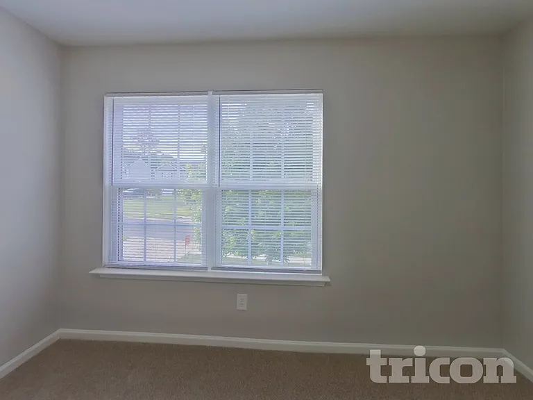 2092 Roscommon Dr — Photo 15