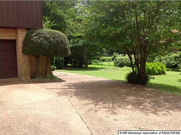 4th image of 384 Country Club Dr