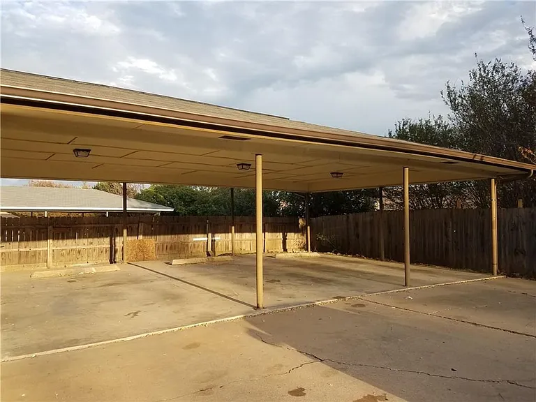 6919 W Cleburne Rd — Photo 15