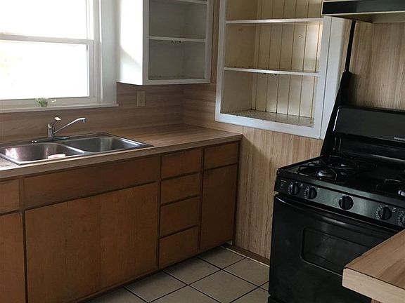 4th image of 610 Lakeshore Dr