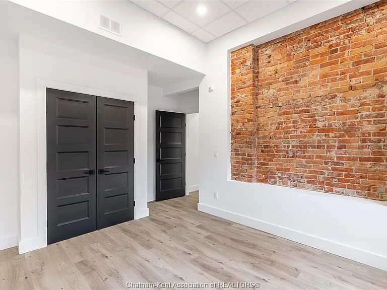 138 King St W #204 — Photo 18