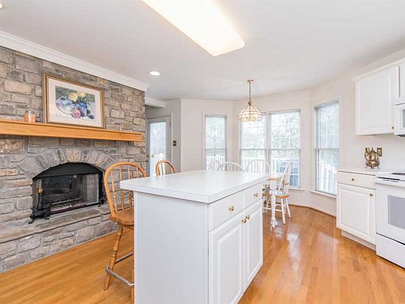 3rd image of 685 Winter Hill Ln