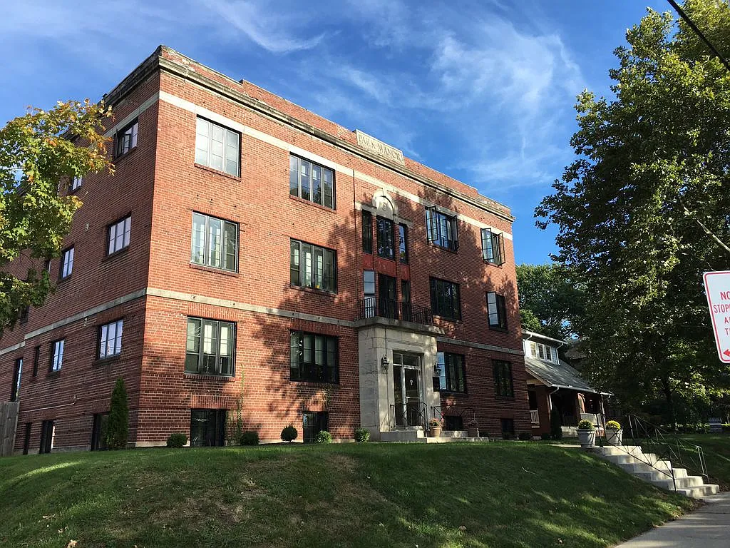 Park Manor — Photo 1