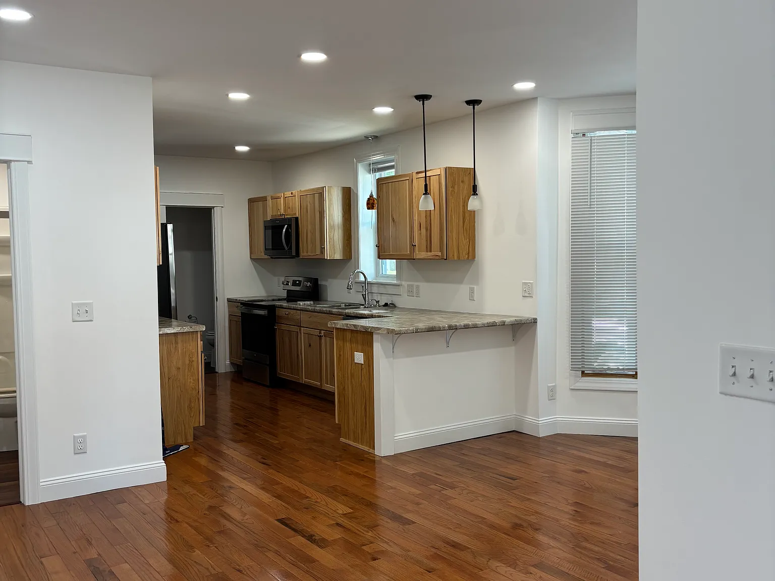 4 bed, 2.5 bath, 1294 sqft, $5,200 — Photo 4