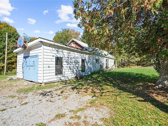 3rd image of 1093 S Lake Rd