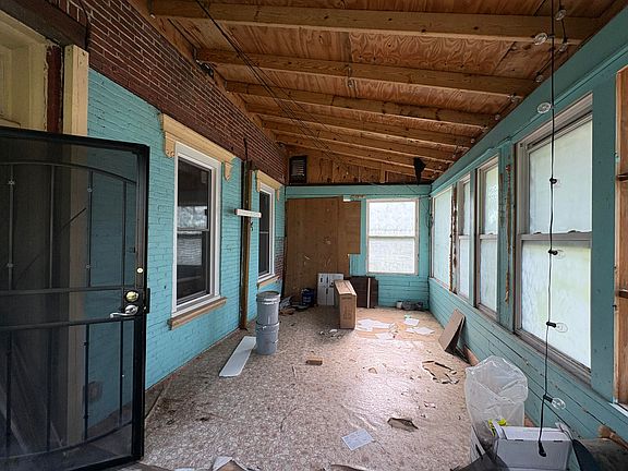 5th image of 216 W Chestnut St