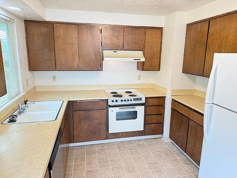 165 SW Kalmia St. — Photo 8