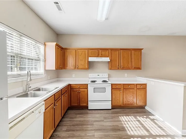 6750 Sunset Hills Blvd — Photo 12