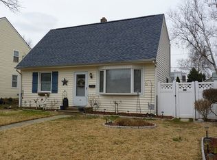 19 Love Ln, Norwood, PA 19074