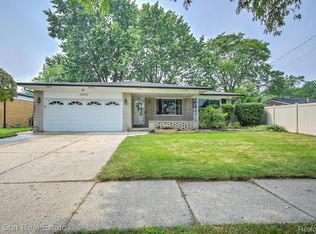 30201 Blossom Ln, Warren, MI 48088