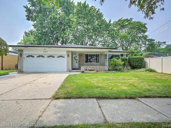 30201 Blossom Ln, Warren, MI 48088