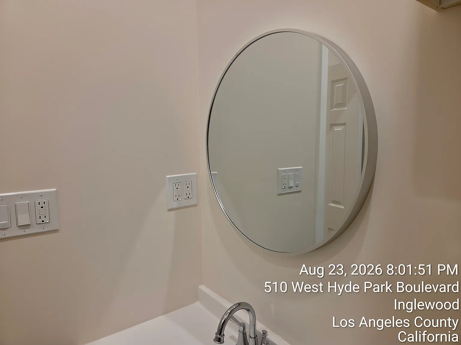 510 W Hyde Park Blvd — Photo 4