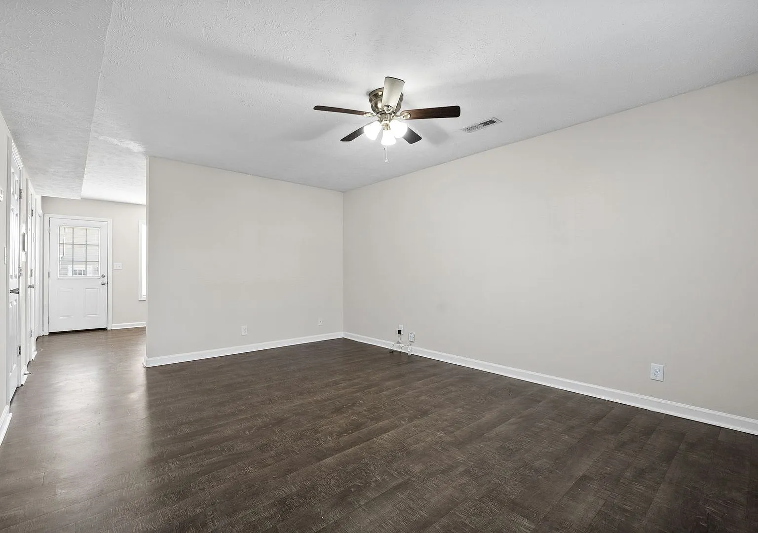 Executive Avenue-249 (x4) — Photo 4