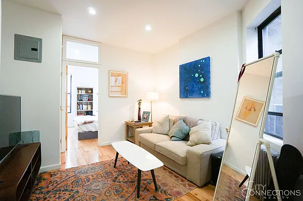 Rented by City Connections Realty | media 32