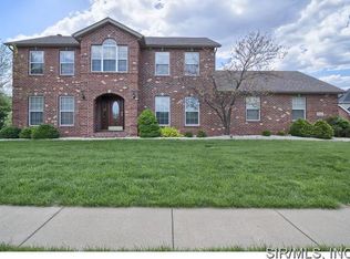 10 Wedgewood Dr, Maryville, IL