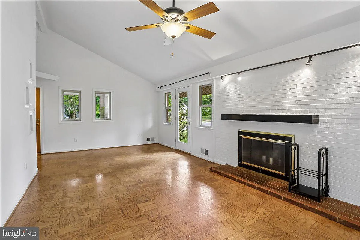3 bed, 3.0 bath, 1950 sqft, $3,950 — Photo 4