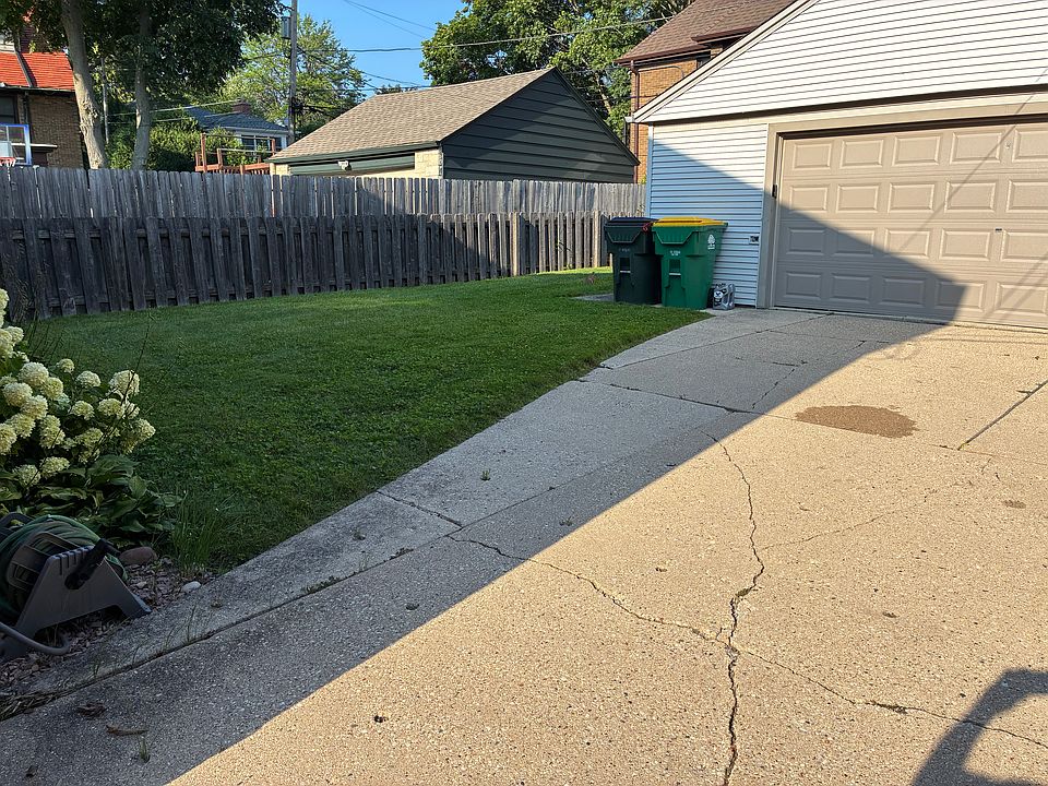2-Vehicle garage /back yard