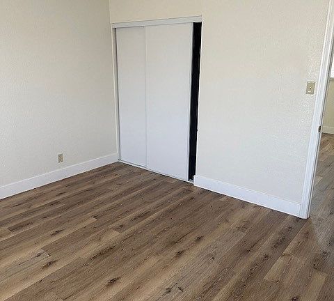 3rd image of 300 Elliott Ave