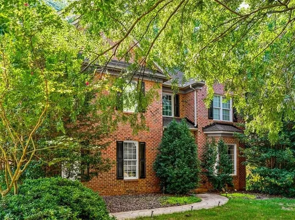 4 Windsor Castle Ct, Greensboro, NC 27408