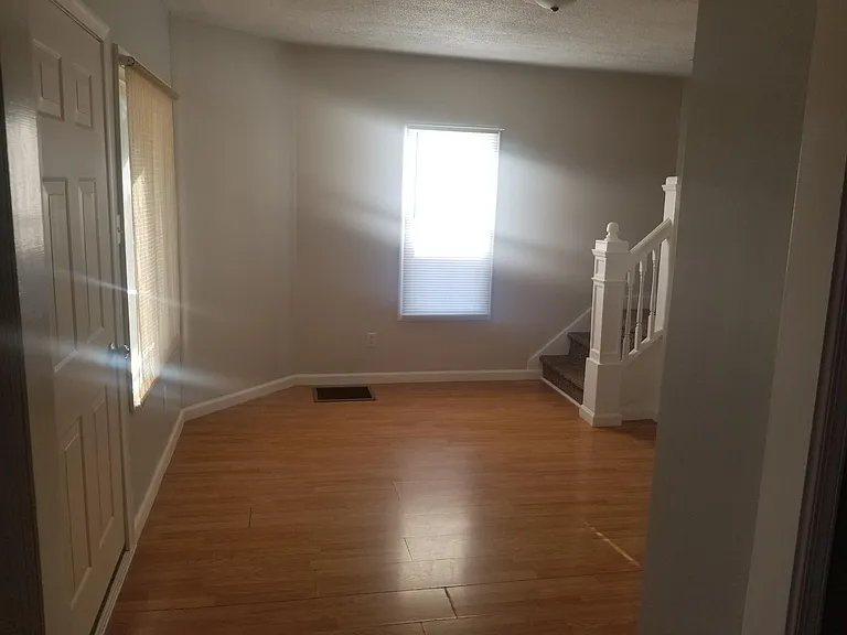 540 1/2 Locust St — Photo 9
