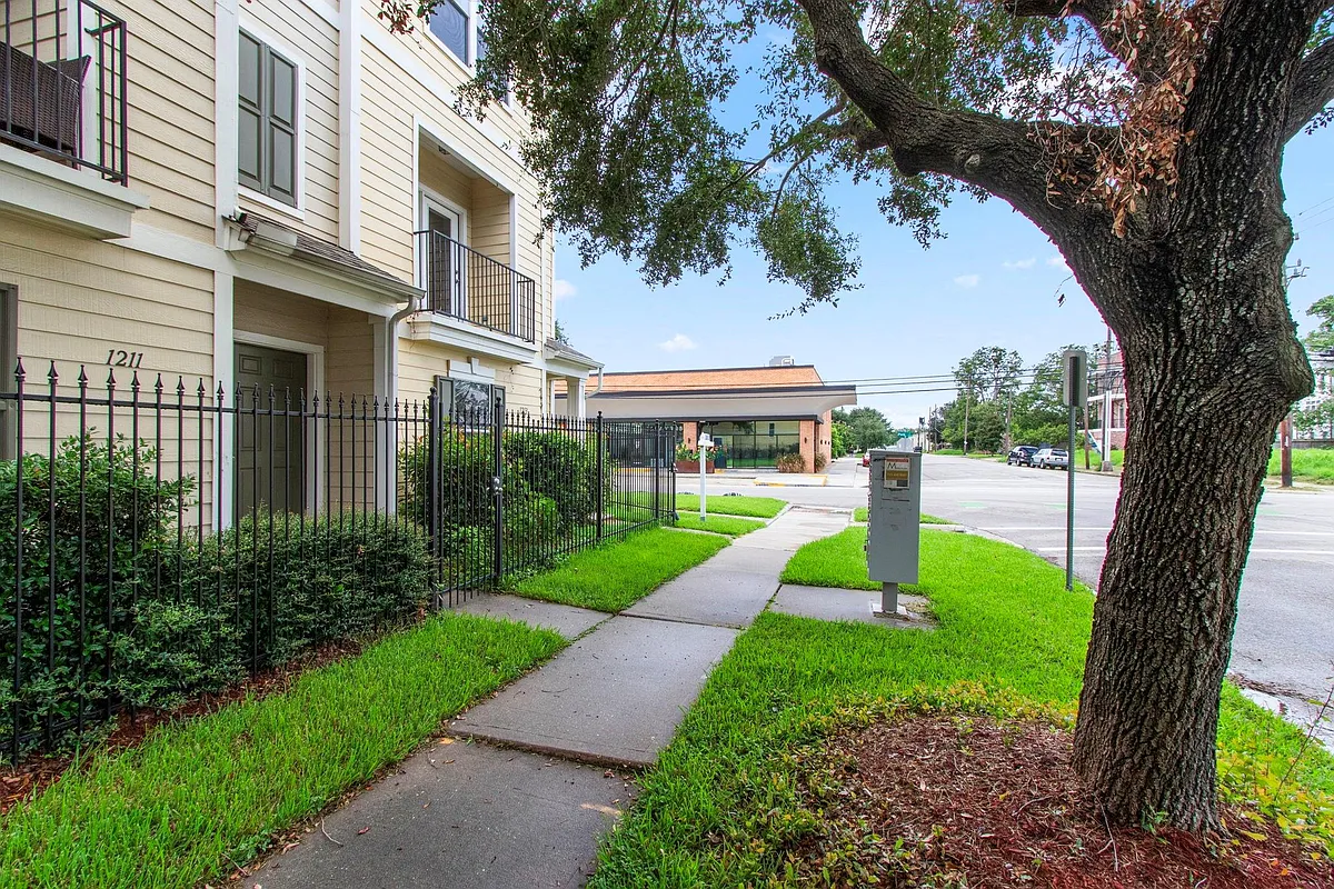 Building Photo - 1213 Nagle St