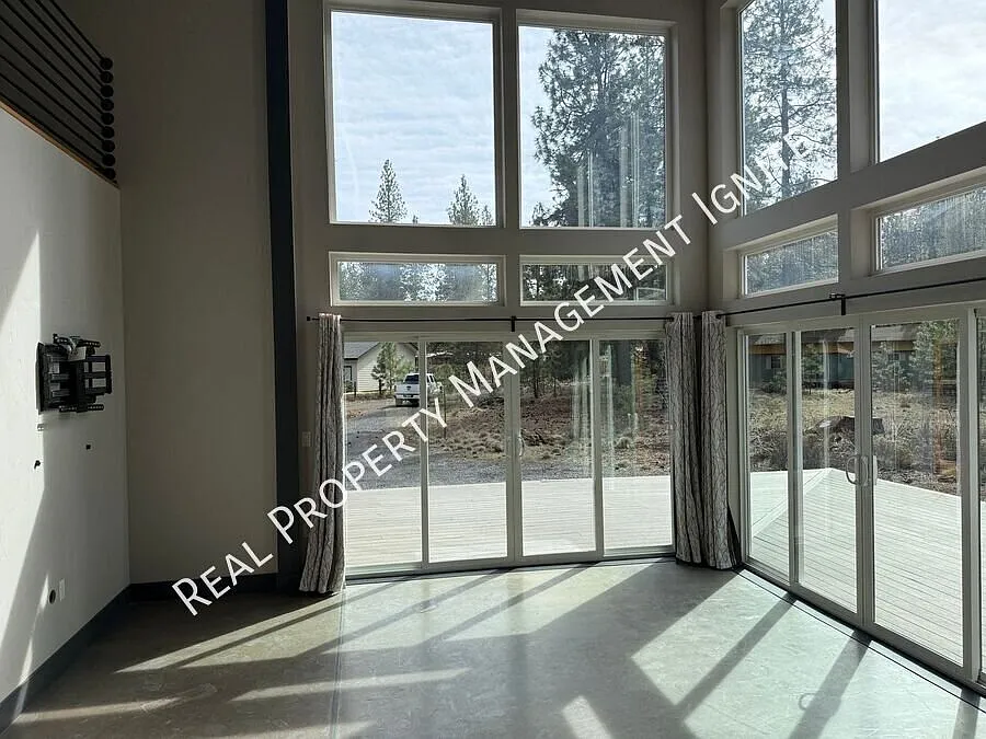 Modern Home on Acreage — Photo 4