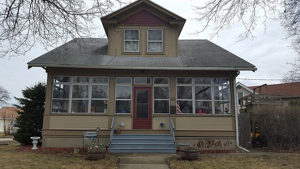 1st image of 221 De Clark St