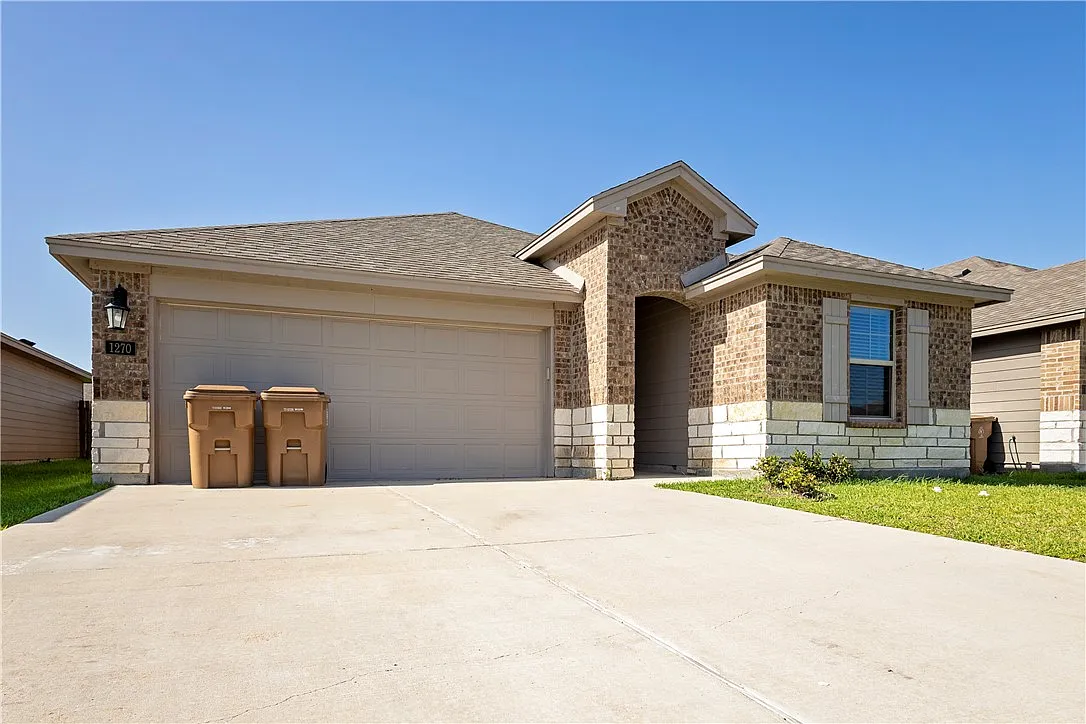 3 bed, 2.0 bath, 1575 sqft, $2,300 — Photo 2