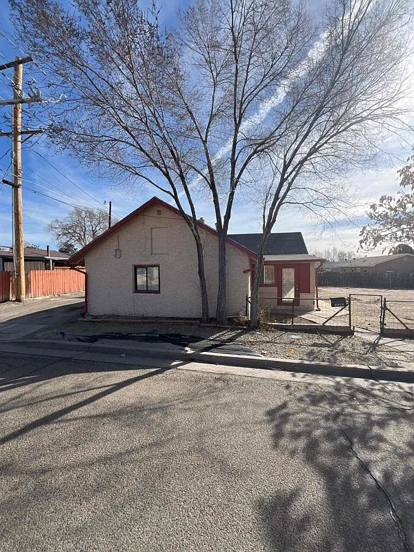 3 bed, 864 sqft, $1,300 — Photo 1