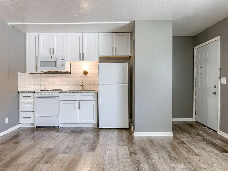 1015 N 47th Ave #8 — Photo 4