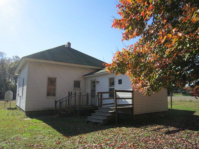 2nd image of 915 Waverly Rd