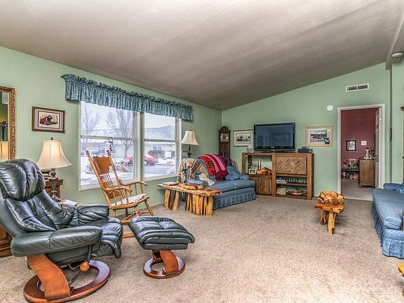 3rd image of 161 SE Williamson Dr