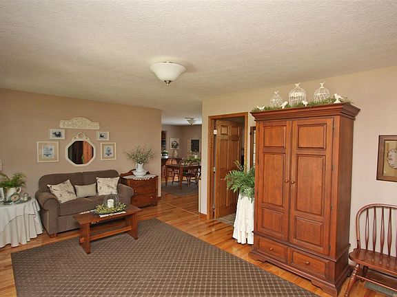 3rd image of 267 Glenridge Cir