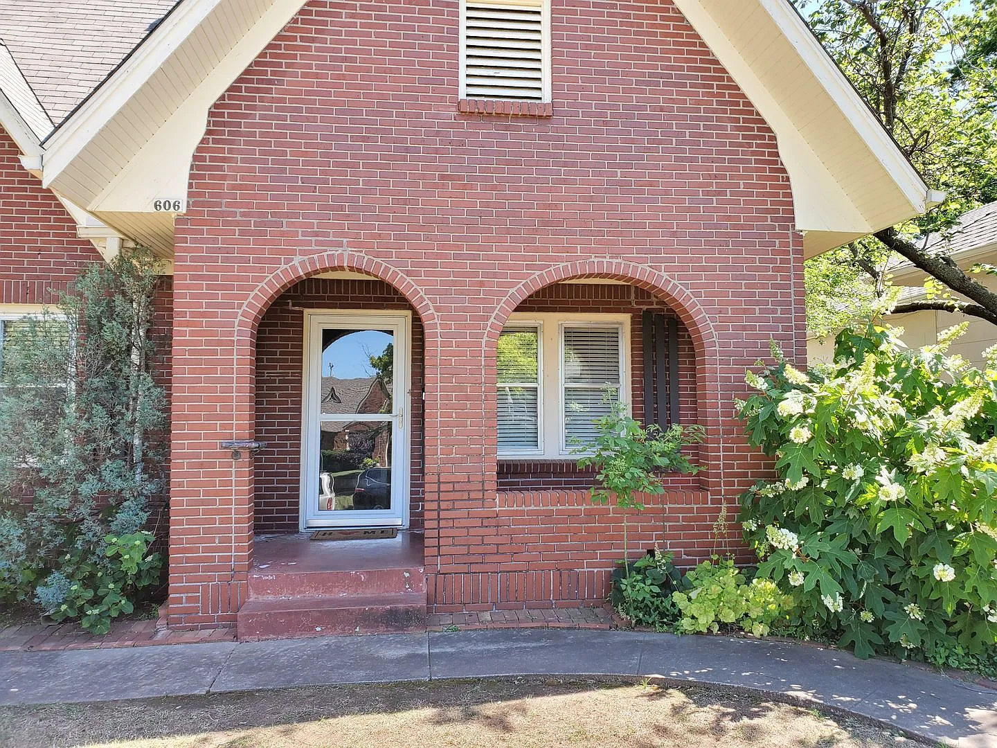 Great 2-Story, 2 Bedroom & 2 Bathroom Available Now in Mesta Park! — Photo 4