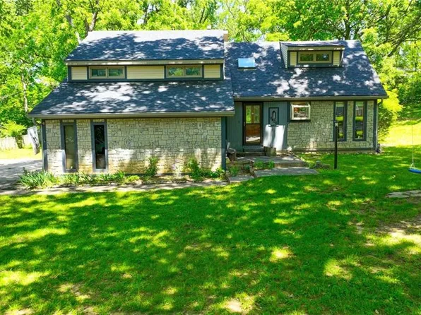 8406 NW 62nd Ter, Parkville, MO 64152