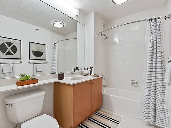 2nd image of 653 N Kingsbury St APT 1801