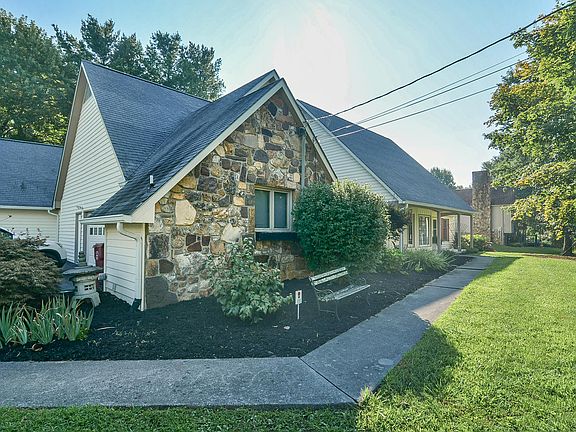3rd image of 2 Staunton Cir