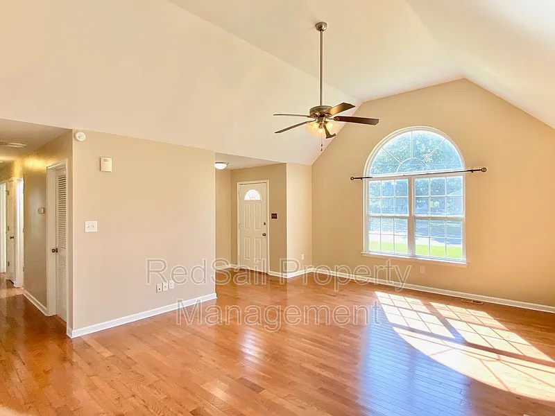 3 bed, 2.0 bath, 1233 sqft, $2,200 — Photo 4