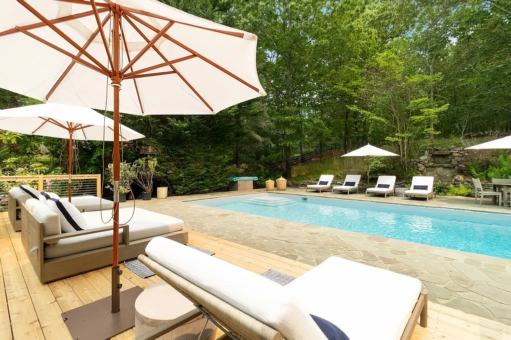 Custom Home With Water Views — Photo 2