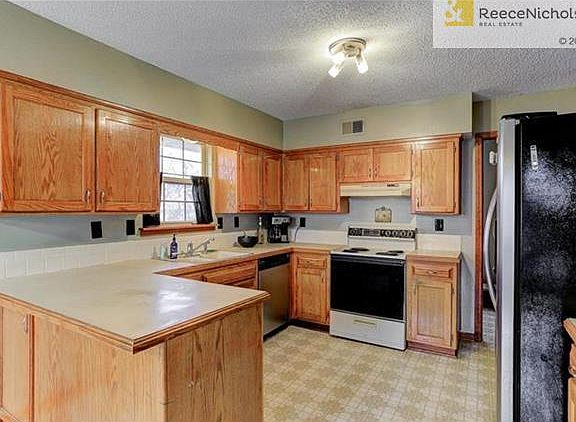 5th image of 524 NE Summit Dr