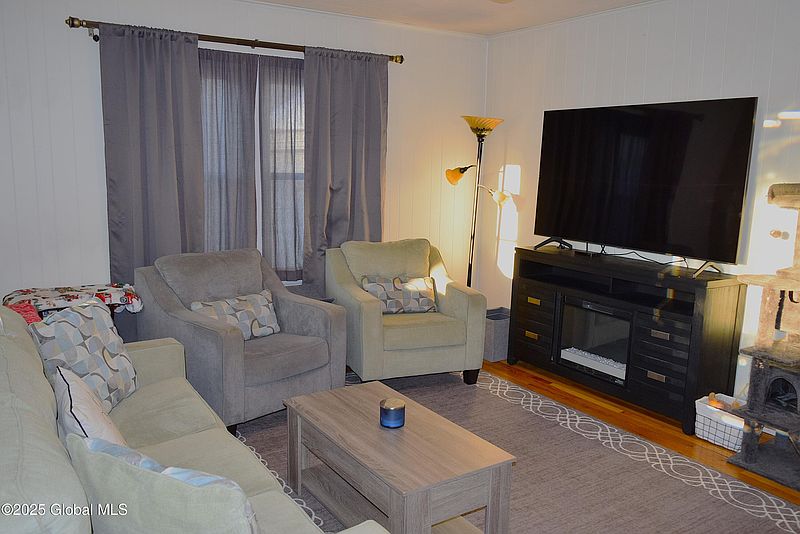 2nd image of 1331 Rosewood Avenue