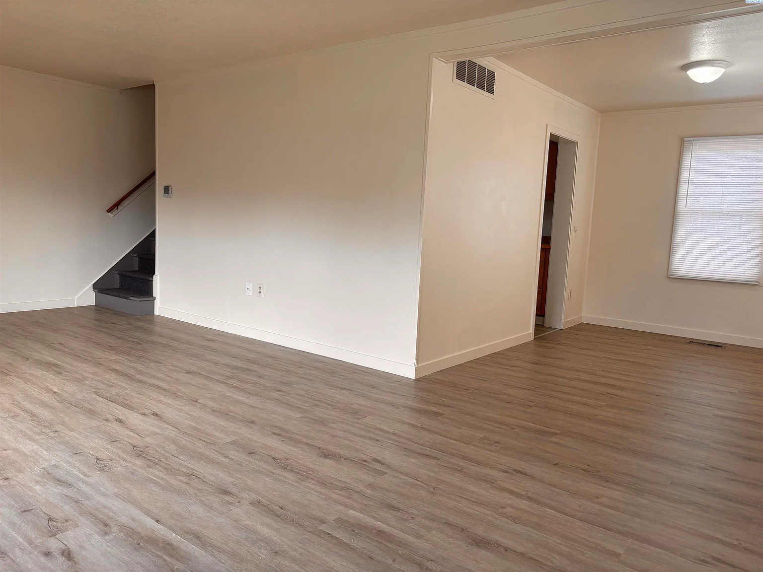 3 bed, 1.0 bath, 1500 sqft, $1,450 — Photo 2