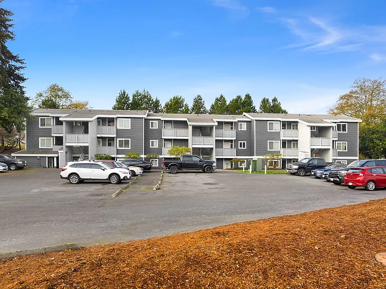 2550 N Vassault St — Photo 5