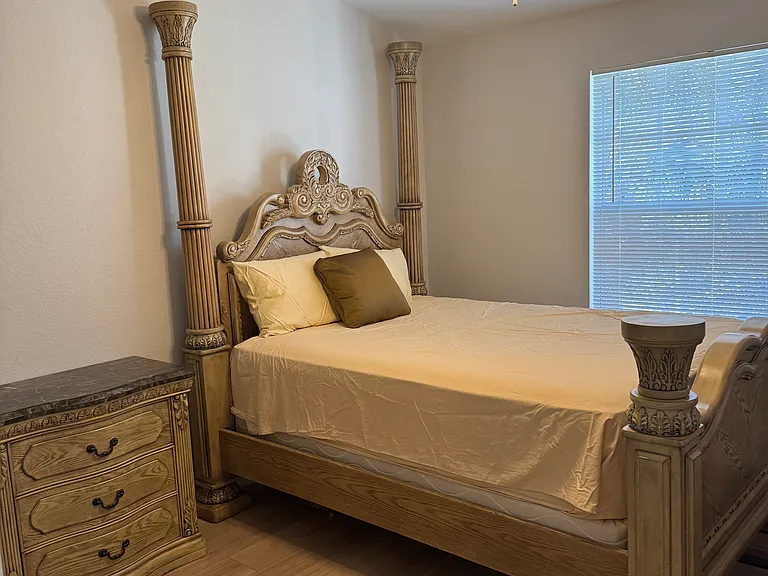 2nd bedroom (queen size)