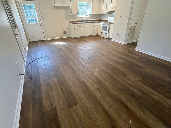 4th image of 86 Christopher Cir