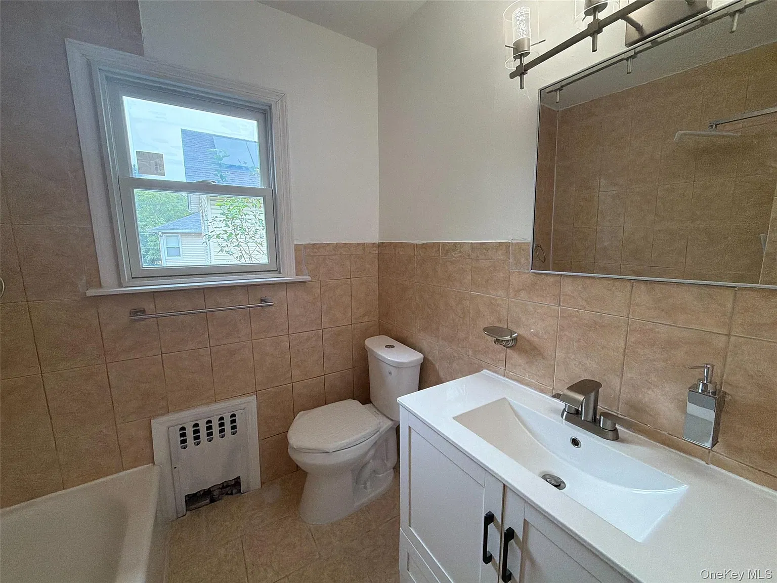 4 bed, 1.0 bath, 1300 sqft, $4,200 — Photo 4