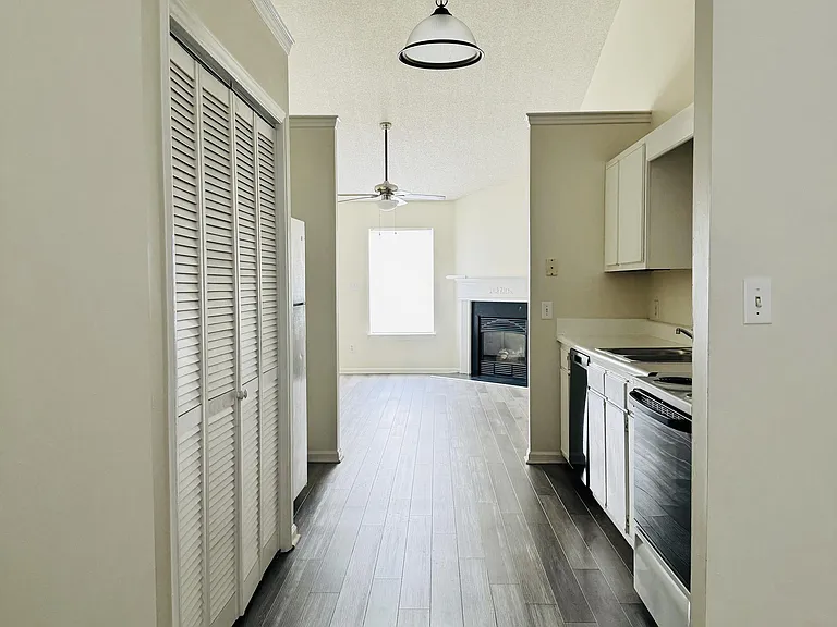 2607 Bluff View Dr — Photo 4