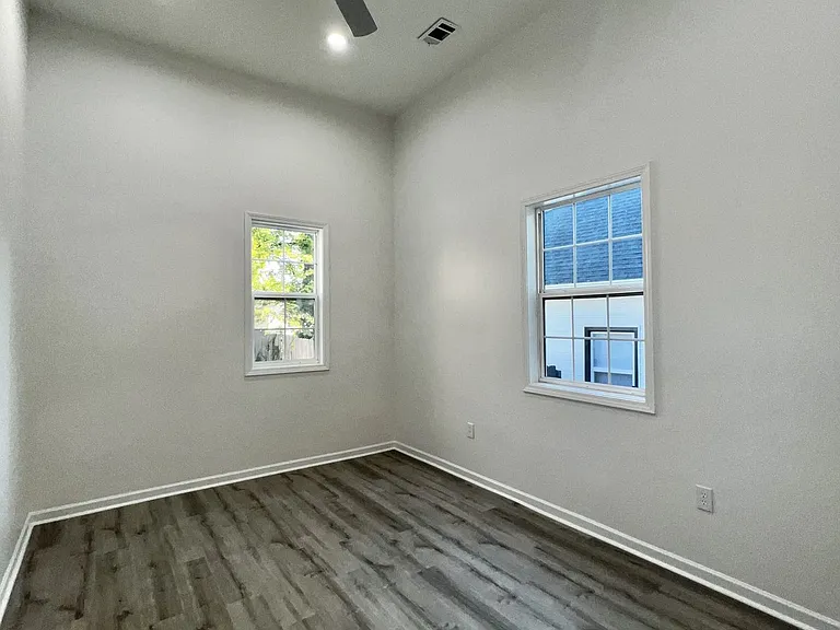 947 Clark St — Photo 24